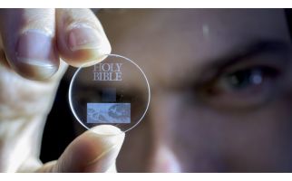 Armazenamento óptico de dados coloca 360 TB em um disco de quartzo para sempre